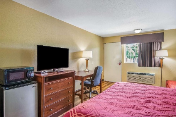 Econo Lodge Bradford image 11