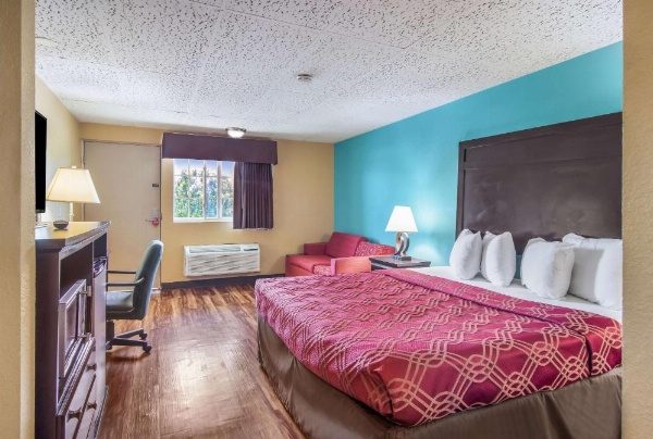 Econo Lodge Bradford image 12